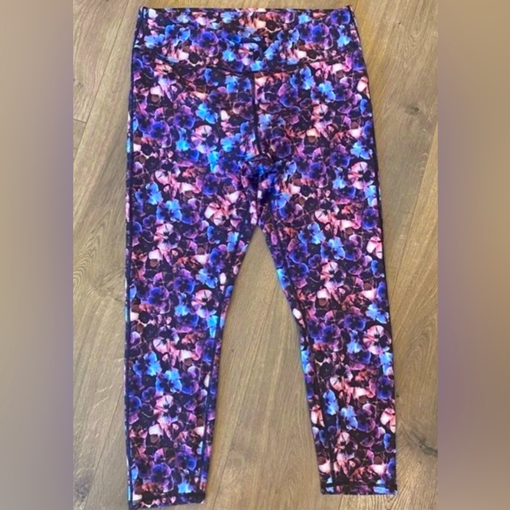 Fabletics Mid-Rise Printed Pureluxe Capri Pansy Floral Print Size Large